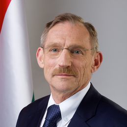 Dr. PintĂ©r SĂˇndor belĂĽgyminiszter